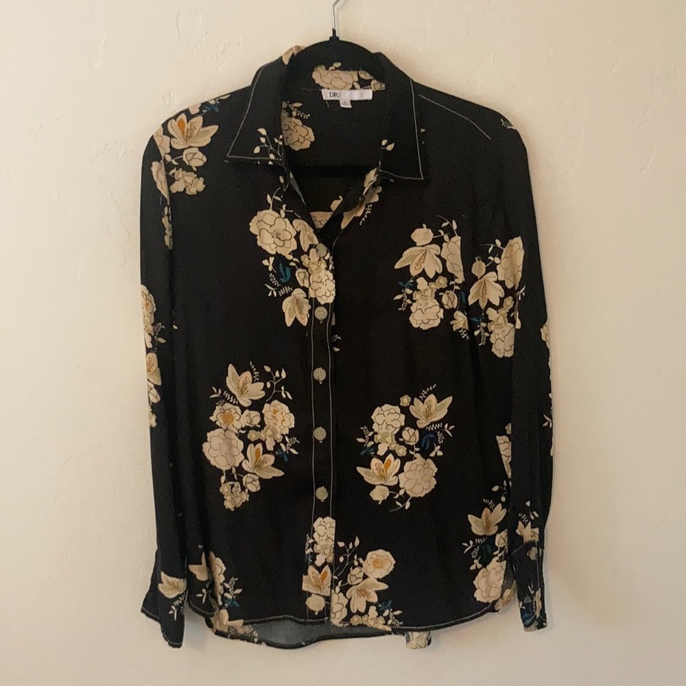 Dr2 blouse. Size small. Black with cream flower throughout